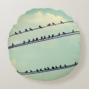 Vögel auf Leitungen, vintage blauer Himmel. Rundes Kissen