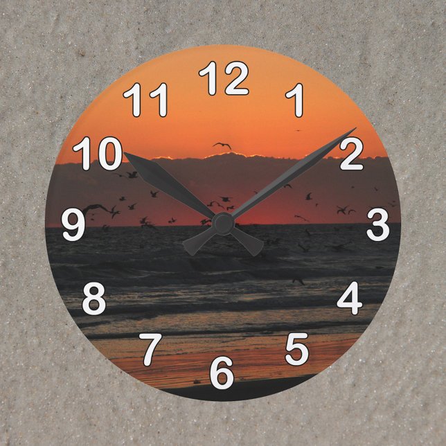 Vögel, die über das Foto des Sonnenaufgangs im Oze Runde Wanduhr (A clock with a photo of birds flying over the ocean during sunrise.)