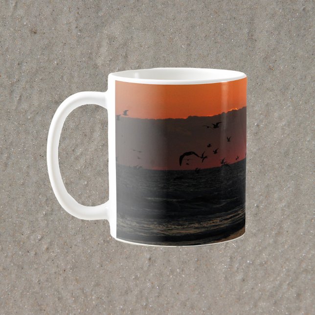 Vögel, die über Meeresfotos fliegen Kaffeetasse (A mug with a photograph of sea gull birds flying over the ocean during sunrise.)