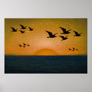 Vögel, die über Sonnenuntergang fliegen Poster