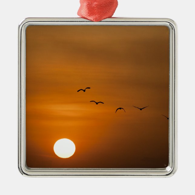 Vögel fliegen bei Sonnenuntergang Ornament Aus Metall (Vorne)