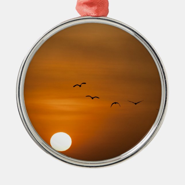 Vögel fliegen bei Sonnenuntergang Ornament Aus Metall (Vorne)