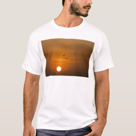 Vögel fliegen bei Sonnenuntergang T-Shirt