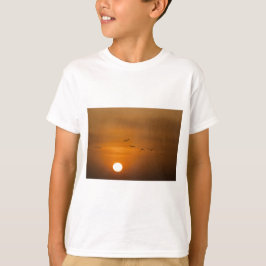 Vögel fliegen bei Sonnenuntergang T-Shirt