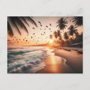 Vögel fliegen bei Sonnenuntergang über einem Stran Postkarte