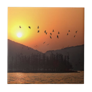 Vögel fliegen in Sunset Sky über den East Lake Fliese