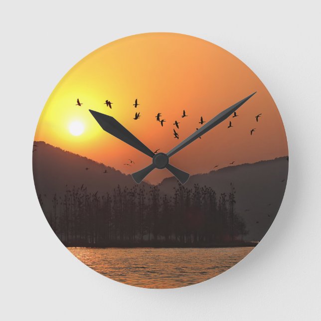 Vögel fliegen in Sunset Sky über den East Lake Runde Wanduhr (Vorderseite)