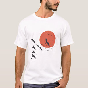 Vögel fliegen über Sonnen-T-Shirt T-Shirt
