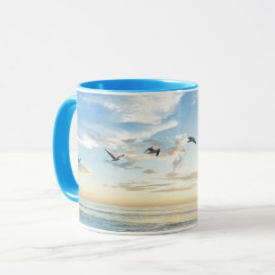 Vögel im Flug über dem Ozean Tasse