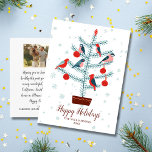 Vögel im Weihnachtsbaum Happy Holiday Family Foto Postkarte<br><div class="desc">Feiern Sie die Saison mit dieser Holiday Postkarte,  die eine Vogelgruppe in einem Weihnachtsbaum versteckt hat - und eine persönliche Note und Ihr Foto auf der Rückseite oder löschen Sie diese Optionen einfach. Diese Postkarte bringt Freunden und Familie Glück.</div>