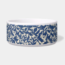 Vögel in blauen und weißen Wasserschüssel