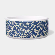 Vögel in blauen und weißen Wasserschüssel