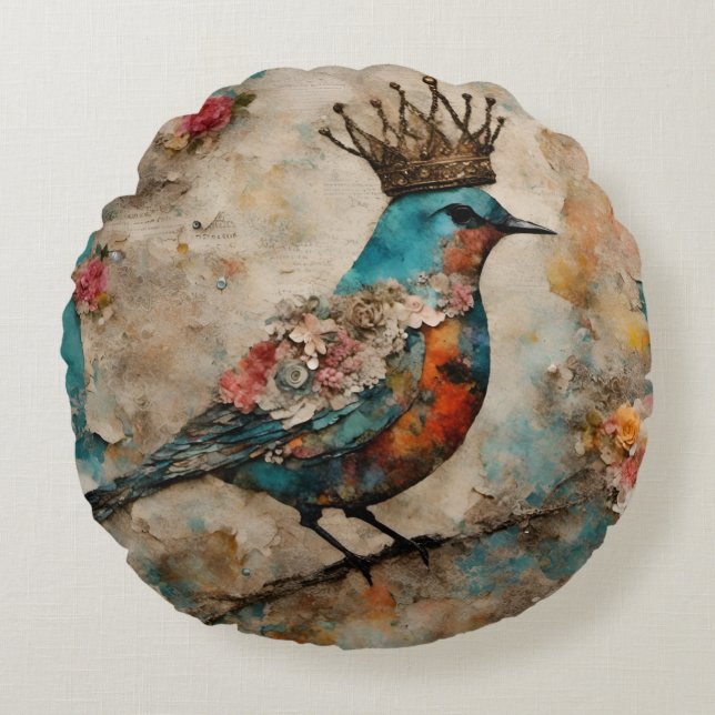 Vogel in einer Crown Mixed Media Collage Rundes Kissen (Vorderseite)