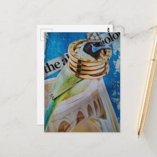 Vogel mit Schmuck und Architektur surreal  Postkarte
