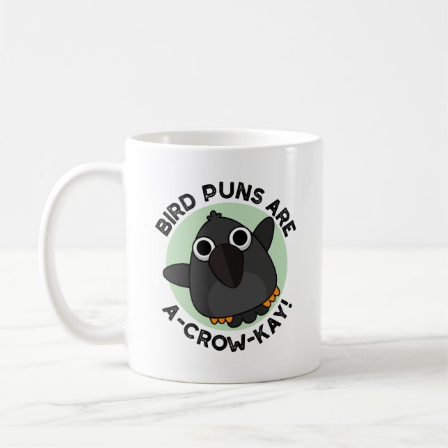 Vogel Puns sind ein A-Crow-Kay Funny Crow Pun Kaffeetasse (Links)