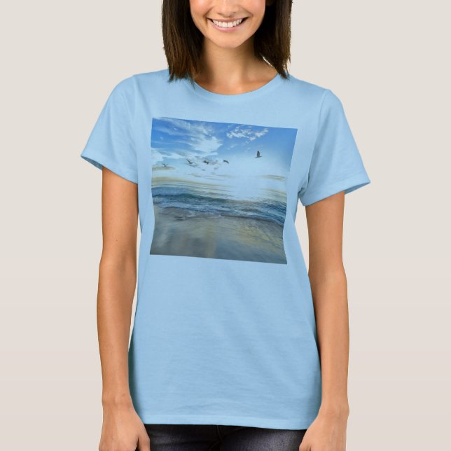 Vögel über dem Strand T-Shirt (Vorderseite)