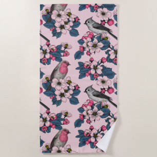 Vögel und Blüten auf rosa Strandtuch