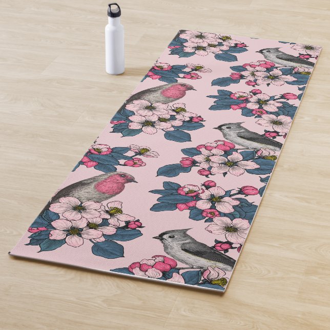 Vögel und Blüten auf rosa Yogamatte (Beispiel)