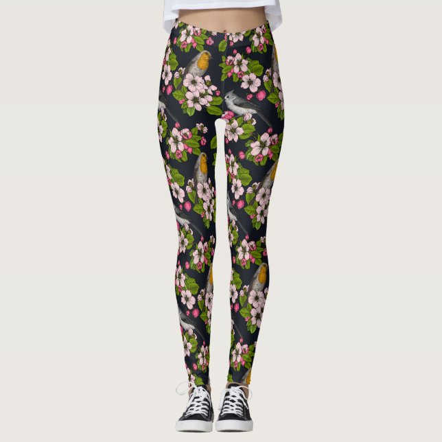 Vögel und Blüten auf schwarz Leggings (Vorderseite)