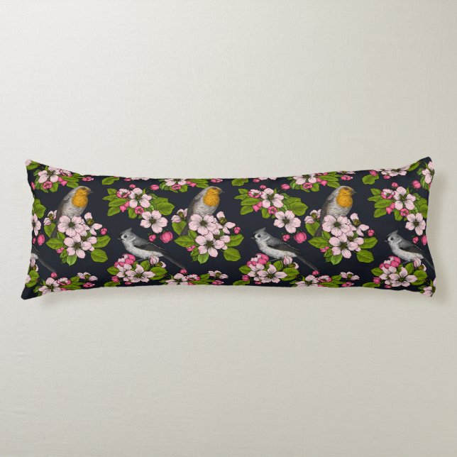 Vögel und Blüten auf schwarz Seitenschläferkissen (Vorderseite)