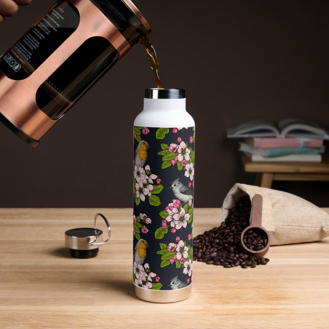 Vögel und Blüten auf schwarz Trinkflasche (Kaffee)