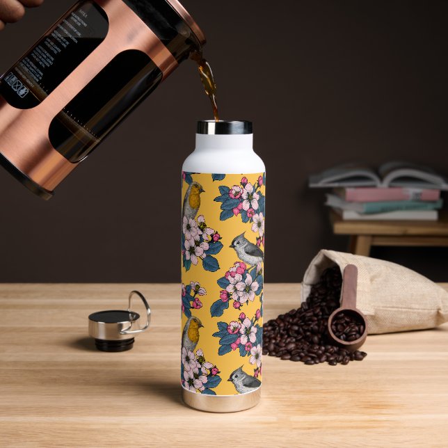 Vögel und Blüten in Gelb Trinkflasche (Kaffee)