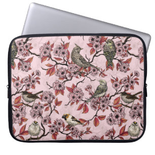 Vögel und Kirschblüten auf rosafarbenem Hintergrun Laptopschutzhülle