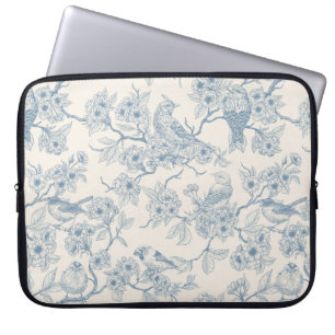 Vögel und Kirschblüten in Blau und Cremeweiß Laptopschutzhülle