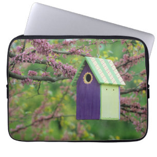 Vogelhaus auf einem Redbud-Baum Laptopschutzhülle