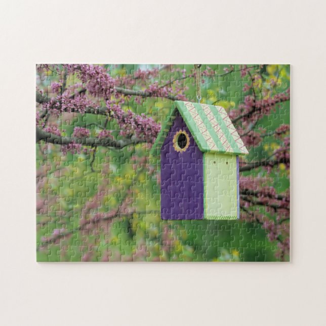 Vogelhaus auf einem Redbud-Baum Puzzle (Horizontal)