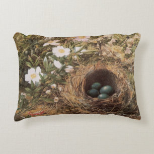 Vogelnest und Hundsrosen von John William Hill Zierkissen