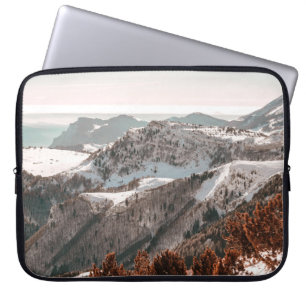 VOGELPERSPEKTIVE AUF SCHNEEBEDECKTEN BERG UNTER KL LAPTOPSCHUTZHÜLLE