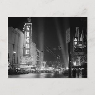 Vogue Theater am Abend mit Scheinwerfern Postkarte