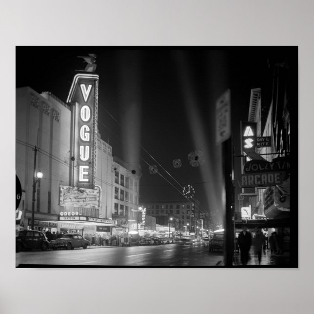 Vogue Theater am Abend mit Scheinwerfern, Vancouve Poster (Vorne)