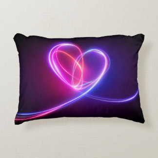 Volet rosa Neonlicht zeichnend. Abstrakte Herzzeit Dekokissen