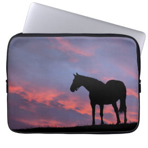 Vollblut Pferd Silhouette bei Sonnenaufgang Laptopschutzhülle