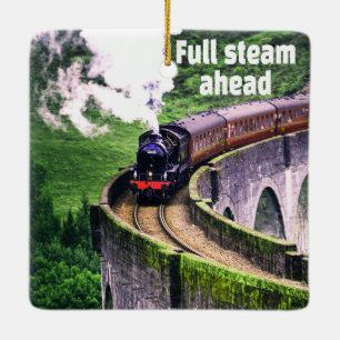 Voller Dampf für den Lokomotive-Zug auf der Brücke Keramikornament