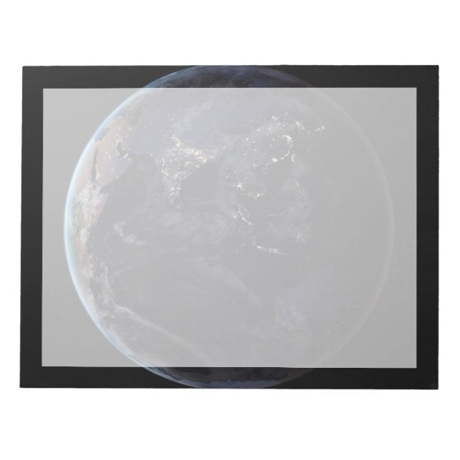 Voller Erde, die die Lichter Asiens in der Nacht z Notizblock (Vorderseite)