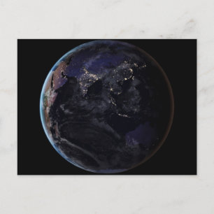 Voller Erde, die die Lichter Asiens in der Nacht z Postkarte