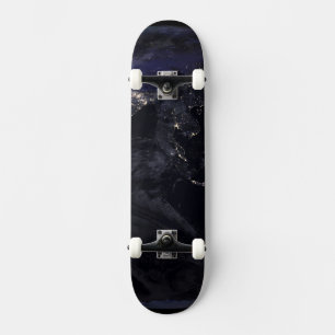 Voller Erde, die die Lichter Asiens in der Nacht z Skateboard
