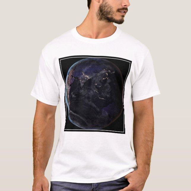 Voller Erde, die die Lichter Asiens in der Nacht z T-Shirt (Vorderseite)