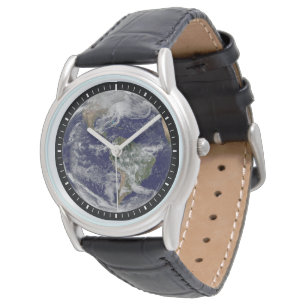 Voller Erde mit einem mächtigen Wintersturm. Armbanduhr