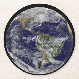 Voller Erde mit einem mächtigen Wintersturm. Runder Pappuntersetzer