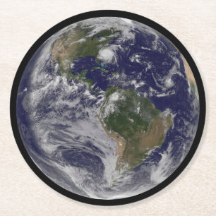 Voller Erde mit Hurrikan Irene an der Ostküste. Runder Pappuntersetzer