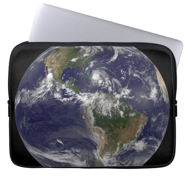 Voller Erde mit Hurrikan Irene über den Bahamas. Laptopschutzhülle (Vorderseite)