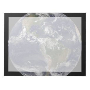 Voller Erde mit Hurrikan Irene über den Bahamas. Notizblock