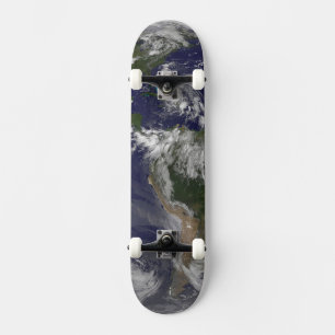 Voller Erde mit Hurrikan Irene über den Bahamas. Skateboard