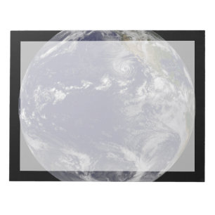 Voller Erde mit verschiedenen tropischen Stürmen. Notizblock