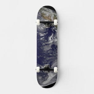 Voller Erde mit verschiedenen tropischen Stürmen. Skateboard