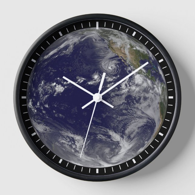 Voller Erde mit verschiedenen tropischen Stürmen. Uhr (Vorderseite)